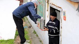 YAŞLILAR İÇİN YEMEK VE EKMEK HİZMETİ BAŞLADI