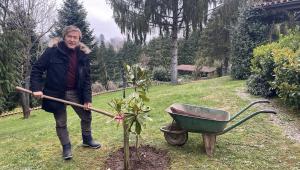 vde kaldığımız bu günlerde bahçe işleriyle de yakından ilgileniyor.