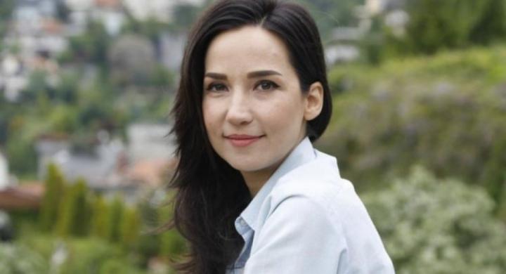 SOKAKTA MERDİVENE OTURUP AĞLADIM