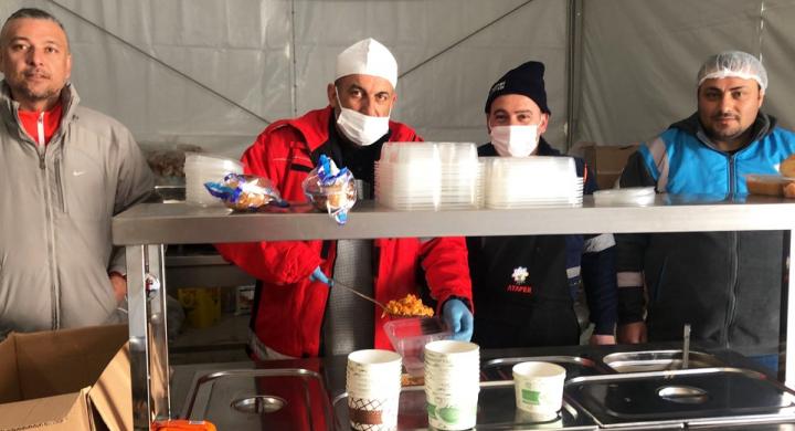 ATAŞEHİR BELEDİYESİ AFET BÖLGELERİNDE AŞEVİ KURUYOR