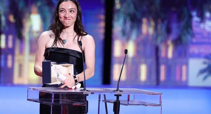 Oyuncu Merve Dizdar, 76. Cannes Film Festivali’nde En İyi Kadın Oyuncu ödülünü aldı