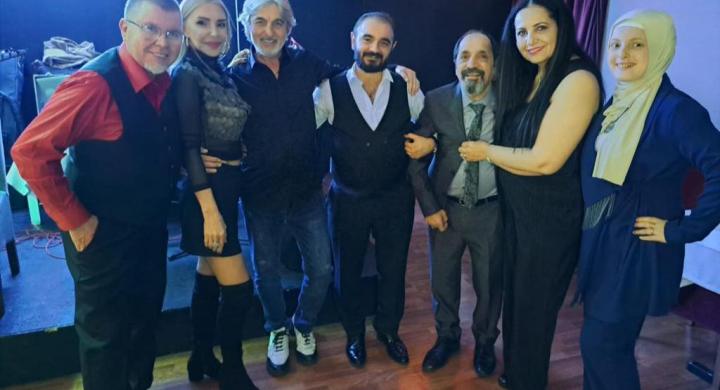 Enes Behçet efsane yönetmen Mehmet Ali Gündoğdu 50 yıl ödül gecesinde en iyi kuaför ödününe layık görüldü