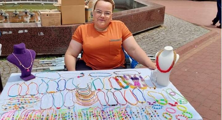 Başlık: Engelli Bir Kadının Azmi ve Yaratıcılığıyla Dolu Hayatı