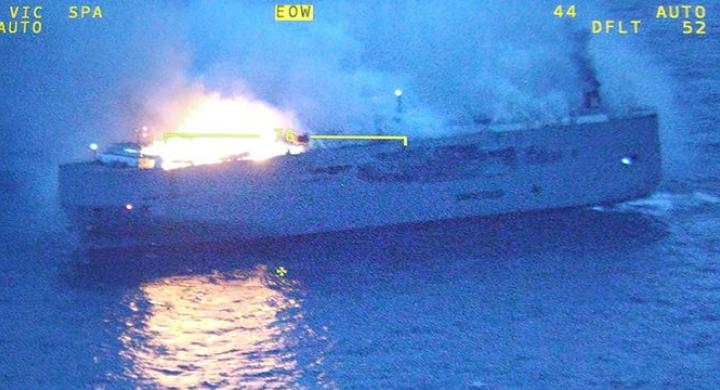 Hollanda’da kargo gemisinde yangın: 1 ölü