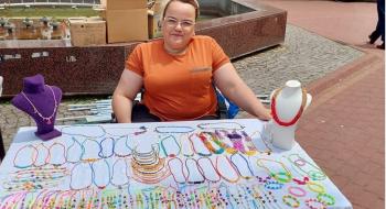 Başlık: Engelli Bir Kadının Azmi ve Yaratıcılığıyla Dolu Hayatı