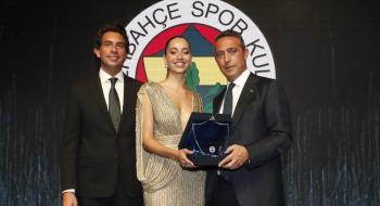 FENERBAHÇE KULÜBÜNÜN ÖZEL GECESİNİ ÖZGE ÖACAR SUNDU.