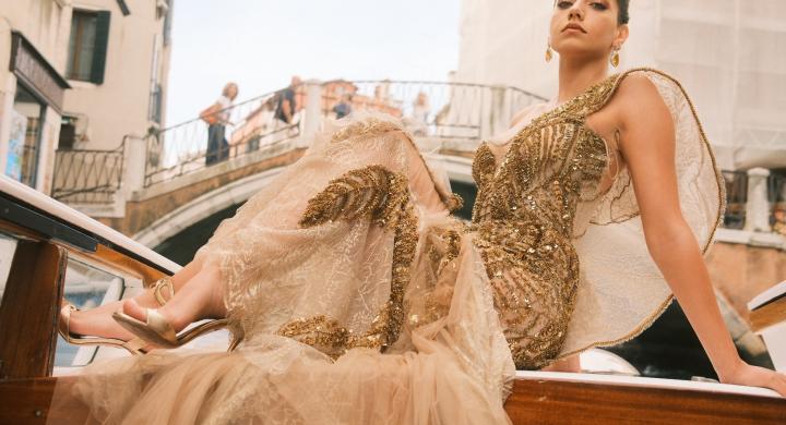 ÖZGE ÖZACAR VENEDİK DE GÜZELLİĞİYLE HERKESİ BÜYÜLEDİ