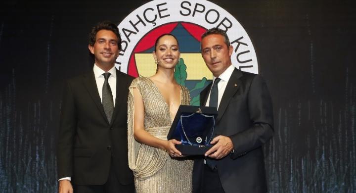 FENERBAHÇE KULÜBÜNÜN ÖZEL GECESİNİ ÖZGE ÖACAR SUNDU.