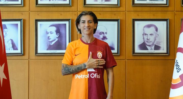 Nazlıcan Parlak Galatasaray Petrol Ofisi'nde!