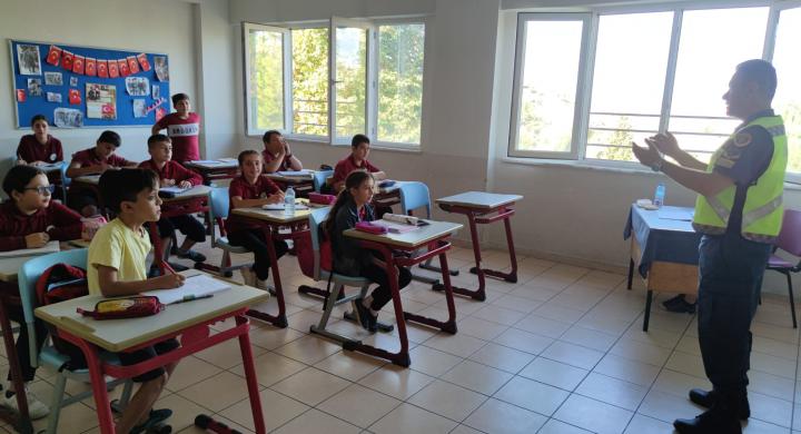 Manavgat'ta jandarma Okul Servis Araçları Kontrolü ve Seminer düzenlendi 