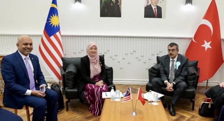 Bakan Tekin Malezyalı mevkidaşıyla görüştü