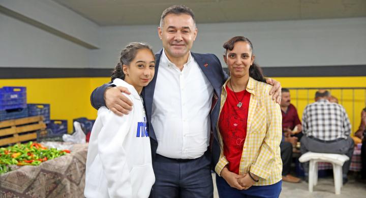 BAŞKAN YÜCEL CUMA PAZARI’NDA ESNAF VE VATANDAŞLARLA BİR ARAYA GELDİ