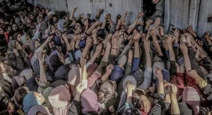 Gazze'de bir lokma ekmek için çıkan izdiham görüntüleri insanlik bitmiş dedirtti