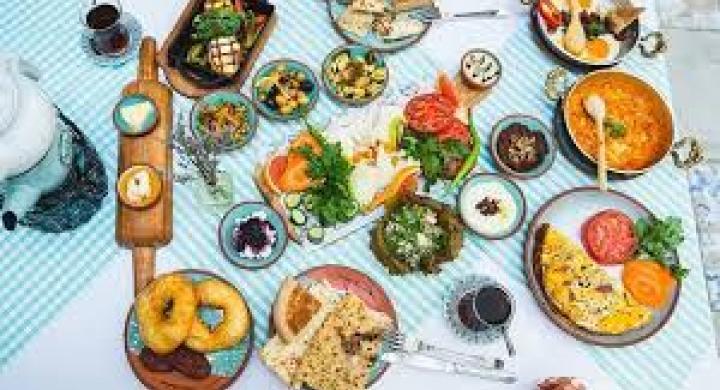 “Anne Kahvaltısı” Konseptiyle Zirvede: Çeşme Bazlama Kahvaltı Restoranı Büyük Başarıya İmza Attı