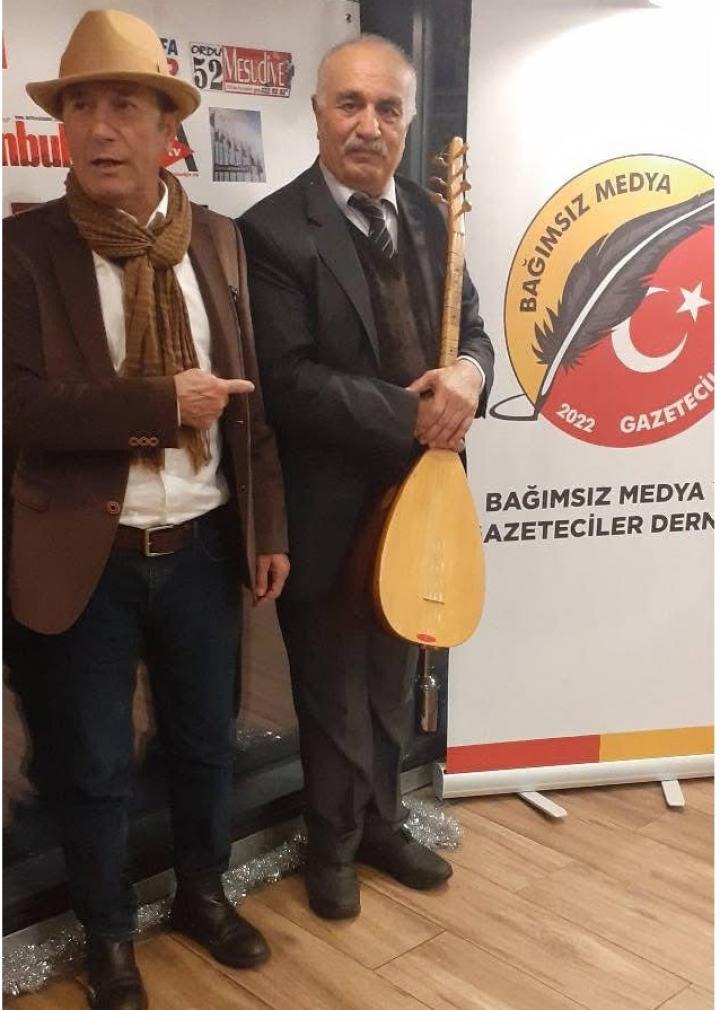 Bağımsız Gazeteciler’in Yılbaşı Yemeğinde Halil Gültekin’den Unutulmaz Performans