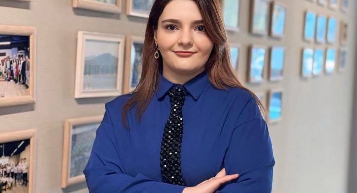 Azerbaycanlı televizyon sunucusunu yayın sırasında arı soktu