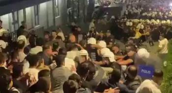 CHP İstanbul önünde tansiyon yükseldi